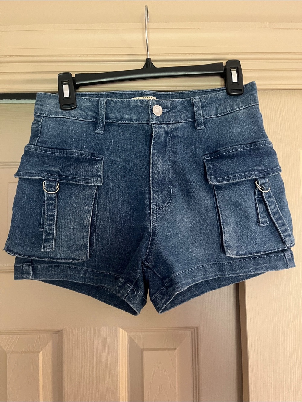 Ladies cargo LOVE CULT Denim shorts sz M 
Excellent condition